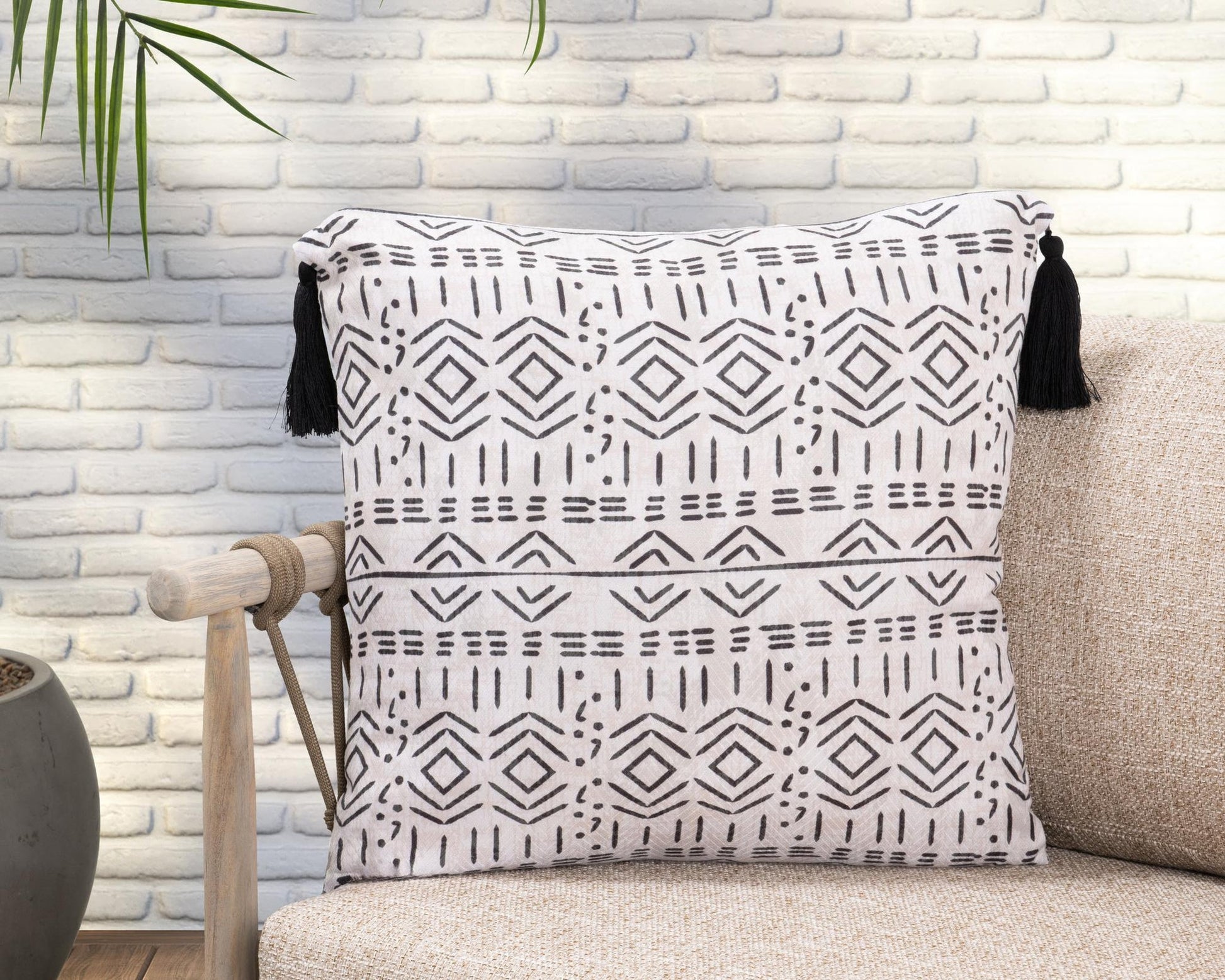 Natural 100% Polyester Performance Indoor/Outdoor Indoor/Outdoor Zambia 22x22 Collection